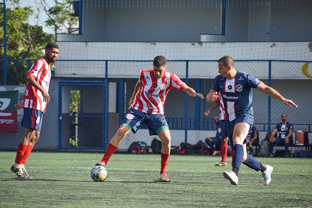 日本队以2-0击败加纳队，堂安律远射破门，阿布受伤离场，日本队近10场全胜，展现强大实力。